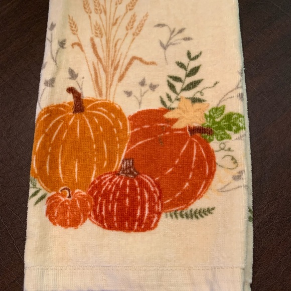 Kitchen towel with matching bar size cloth. 🍁 Like new - Picture 5 of 5